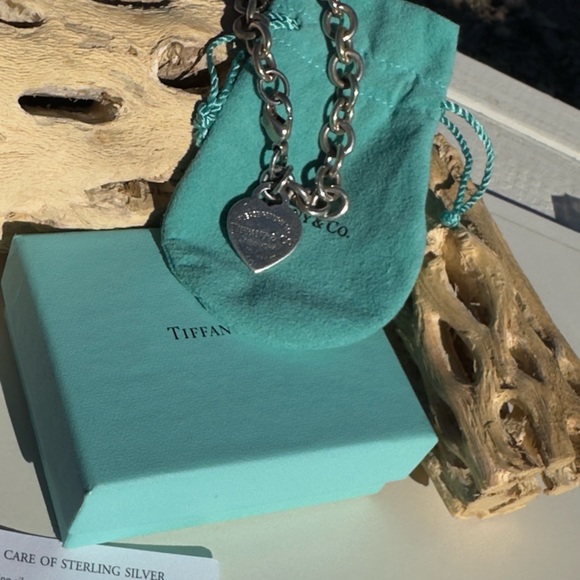 SOLD! Tiffany & Co. Return to Tiffany Silver Heart Charm Bracelet Pouch and Box - Picture 4 of 5